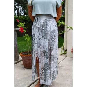 NEW LOOK MODE USA palm leaf print long skirt in light grey